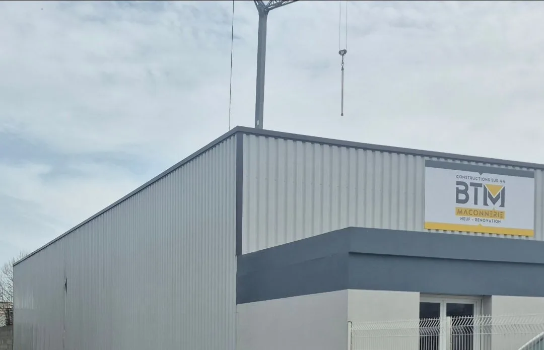 Bardage d'un bâtiment d'entreprise, nettoyé