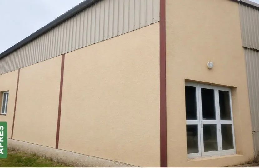 Façade enduite d'un bâtiment, nettoyée