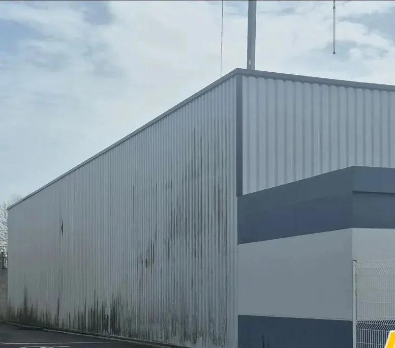 Le bardage d'un bâtiment d'entreprise