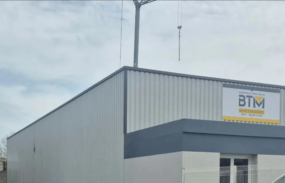 Le bardage d'un bâtiment d'entreprise