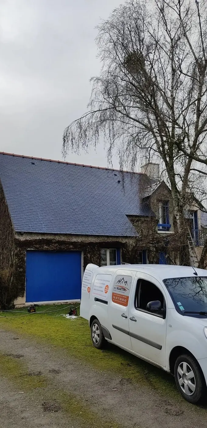 Un toit en ardoise démoussé